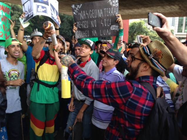 Concentração de manifestantes no Vão do Masp para a Marcha da Maconha