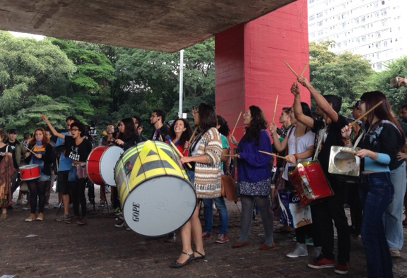 Banda improvisa marchinhas com temas sobre a maconha