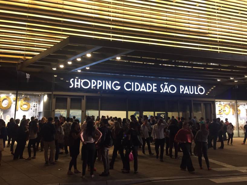 Clientes e vendedores do lado de fora do shopping