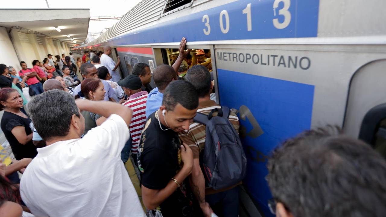 CPTM pane cheia trens