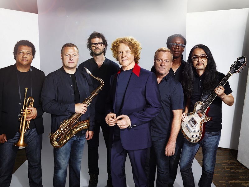 Mick Hucknall (centro) e o Simply Red: trinta anos de carreira