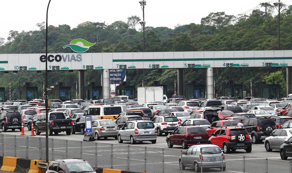 Motorista que deixa litoral enfrenta congestionamento neste sábado
