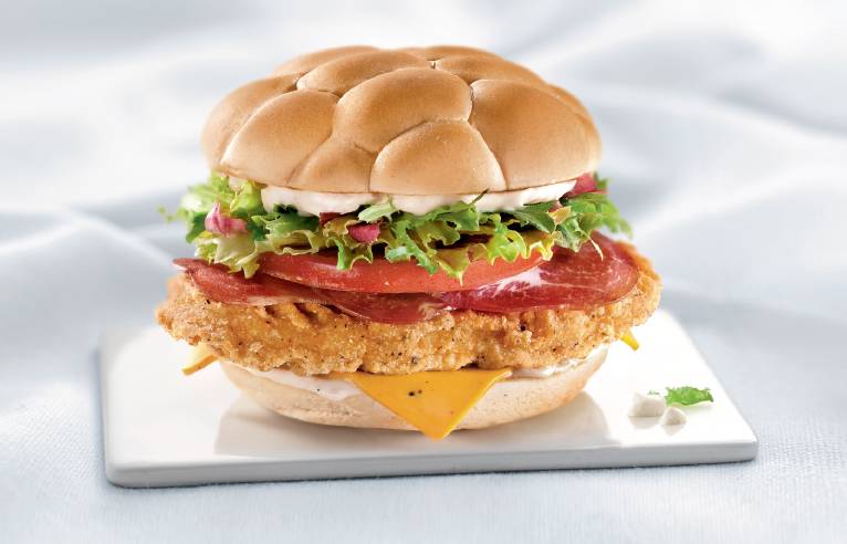 McEspanha (segunda-feira): composto de frango em forma de hamb&uacute;rguer, copa, maionese de oliva, mix de folha, tomate e queijo sabor bacon com pimenta