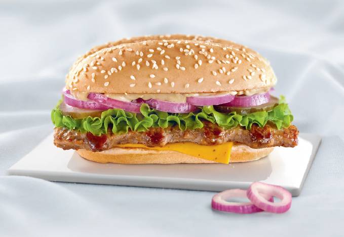 McAlemanha (ter&ccedil;a-feira): leva carne su&iacute;na em formato de costelinha, molho de mostarda alem&atilde;, cebola roxa, picles, alface e queijo sabor bacon com pimenta