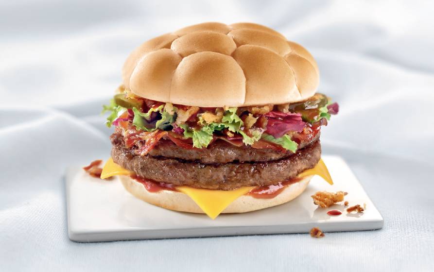 McEstados Unidos (s&aacute;bado): leva dois hamb&uacute;rgueres de carne Angus, molho barbecue, mix de folhas, bacon e queijo cheddar