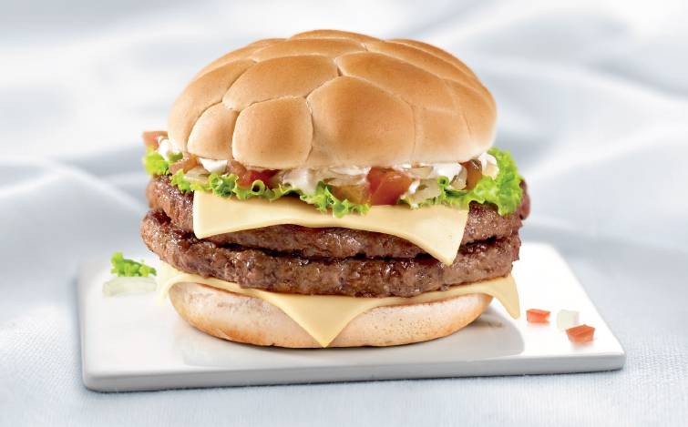 McBrasil (domingo): composto por dois hamb&uacute;rgueres de carne Angus, queijo emental, molho vinagrete, maionese e alface
