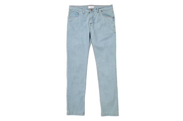 Calça jeans em lavagem clara: 299 reais, na Cotton Project