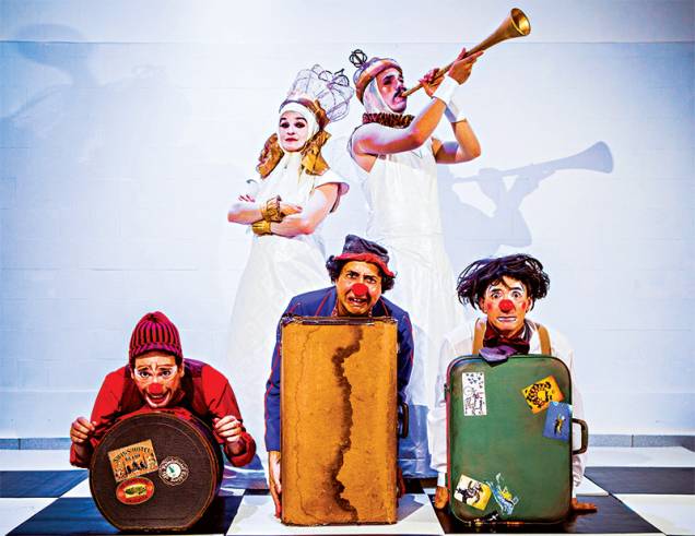 Rhena de Faria, Álvaro Lages (ao fundo), Dênis Goyos, Cláudio Tebas e Davi Taiu: ritmo dinâmico