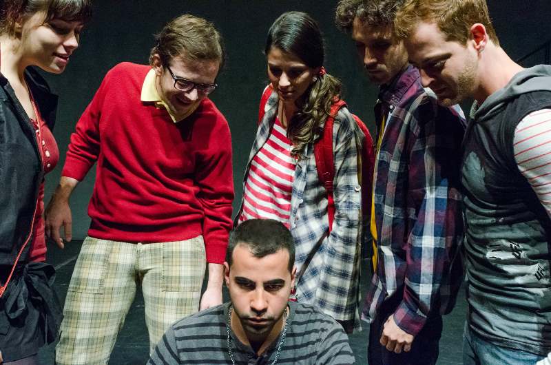 Na era das redes sociais, cinco jovens invadem uma casa e são obrigados a lidar com as diferenças Na era das redes sociais, cinco jovens invadem uma casa e são obrigados a lidar com as diferenças