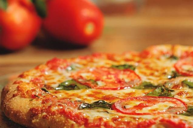 A clássica cobertura margherita: para comer com as mãos na A Tal da Pizza