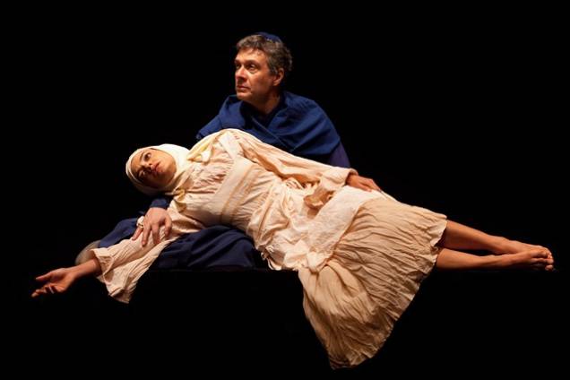 O drama trata de religiosidade e incompreensão por intermédio de Santa Teresa d’Ávila O drama trata de religiosidade e incompreensão por intermédio de Santa Teresa d’Ávila