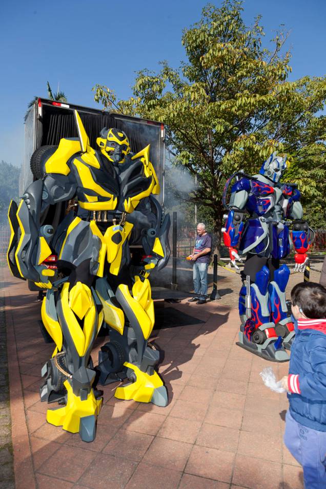 	Bumblebee e Optimus Prime em réplicas de 3 metros de altura