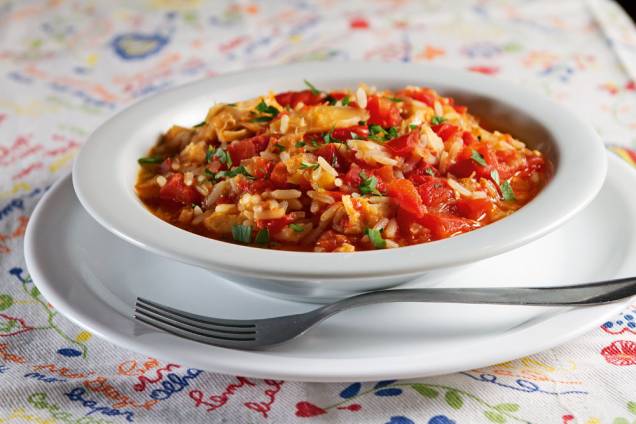 Arroz à rodrigo hilbert: arroz de bacalhau e tomate salpicado de salsinha