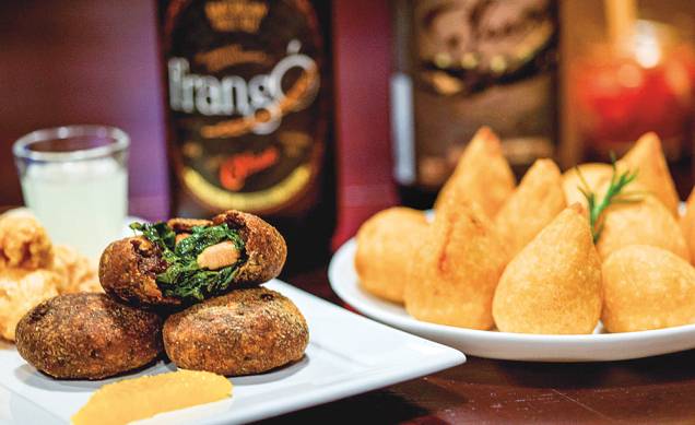 Bolinhos de feijoada, coxinhas.