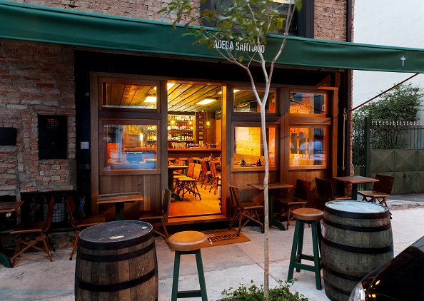 Ambiente do concorrido bar-restaurante Adega Santiago: para provar receitas portuguesas e espanholas