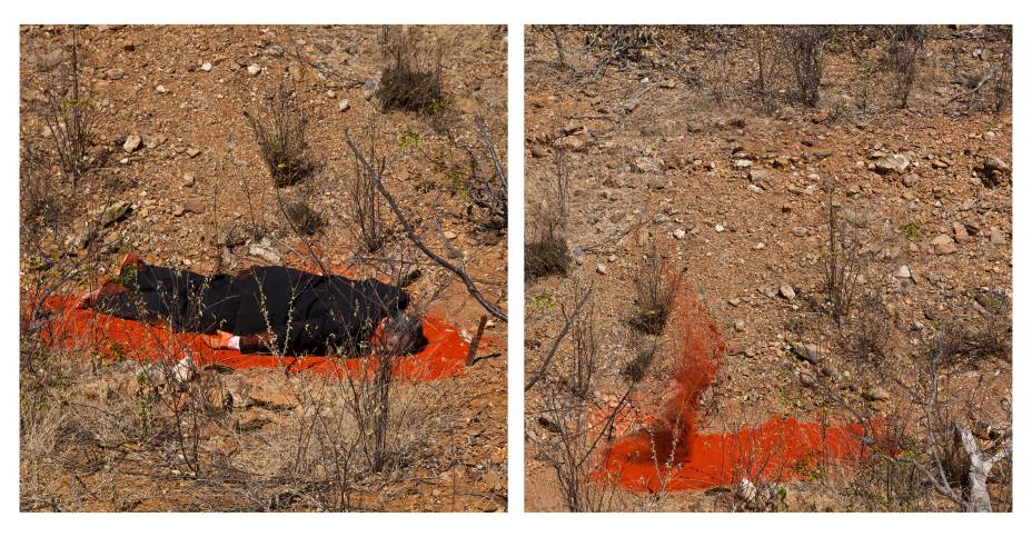 Na fotografia "Adeus Terra", Dias faz uma performance que remete ao massacre ocorrido na região, no final do século XIX