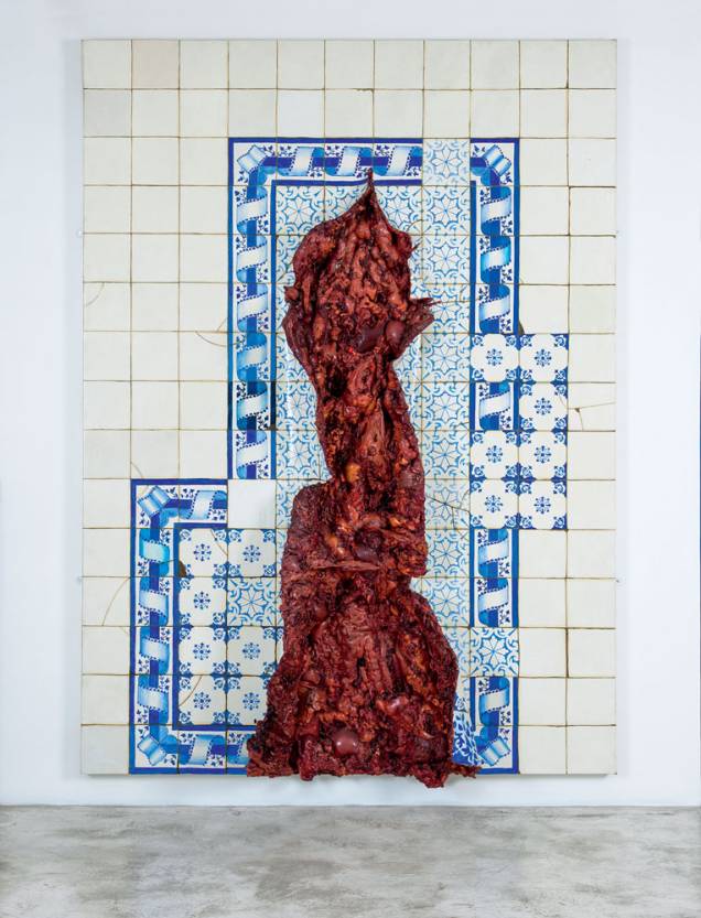 Instalação de Adriana Varejão: feridas em azulejos portugueses