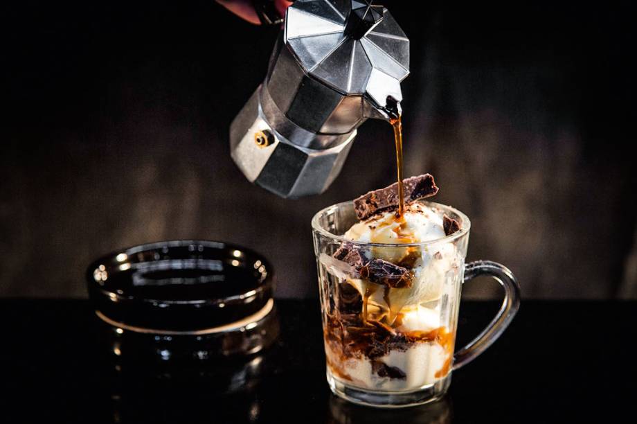 Affogato: xícara com sorvete de creme, pedaços de chocolate meio amargo e café feito à moda italiana