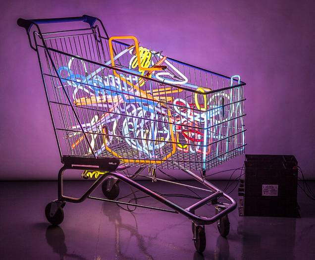 Na Choque Cultural, Ale Jodrão expõe uma instalação com luzes neon
