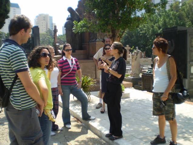 Cemitérios e endereços mal-assombrados: os visitantes conhecem a história de vários pontos da cidade