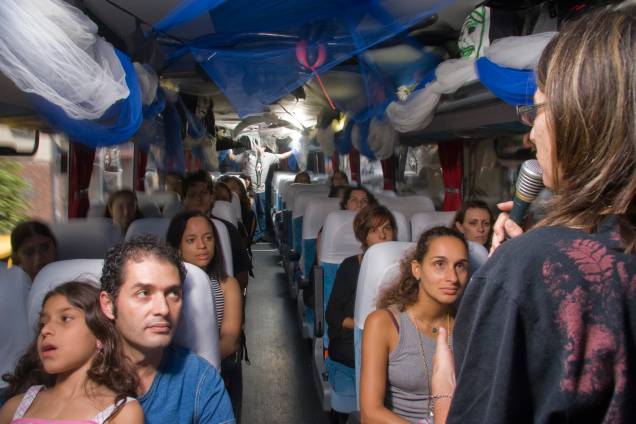 Temático: os participantes entram no clima macabro já dentro do ônibus