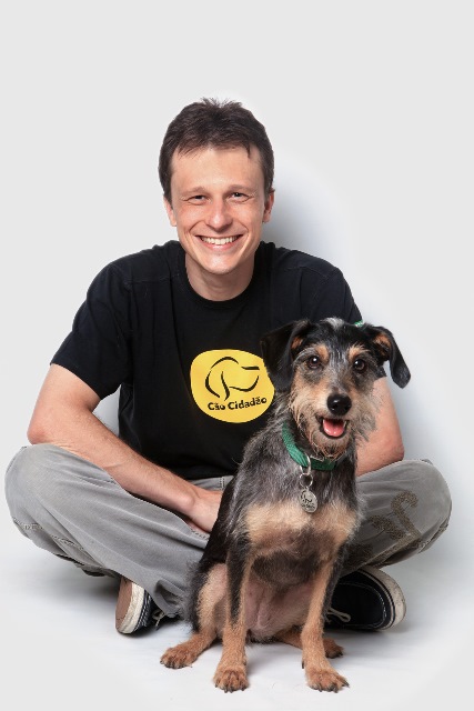 Alexandre Rossi: apresentador participa de uma cãominhada