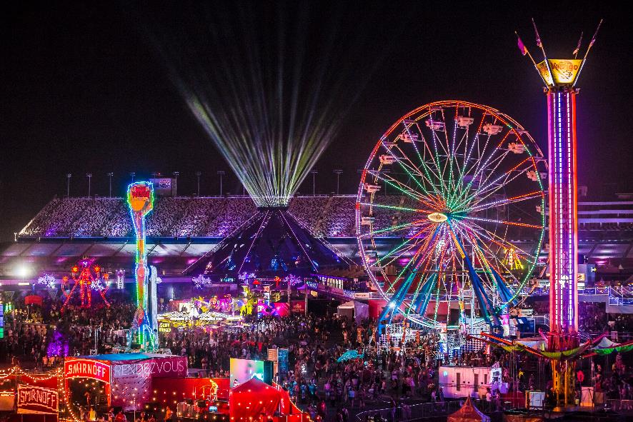 Vista aérea da estrutura da edição de 2015 do Electric Daisy Carnival Las Vegas