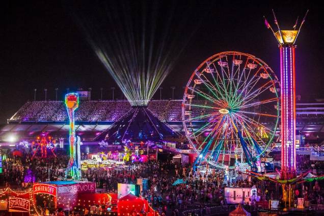 Vista aérea da estrutura da edição de 2015 do Electric Daisy Carnival Las Vegas