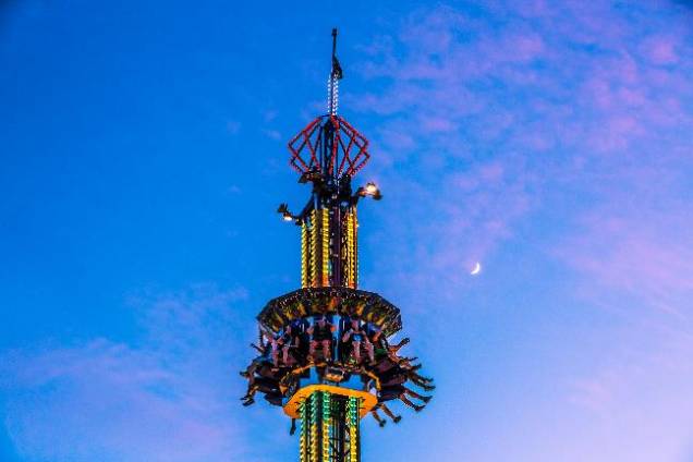 No evento, o público pode se divertir em brinquedos de parque de diversão