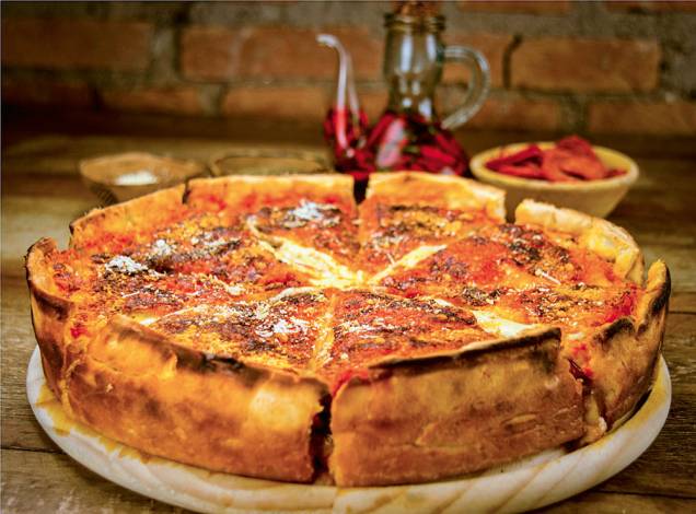 Deep dish pizza: recheios de atum, mussarela e tomate
