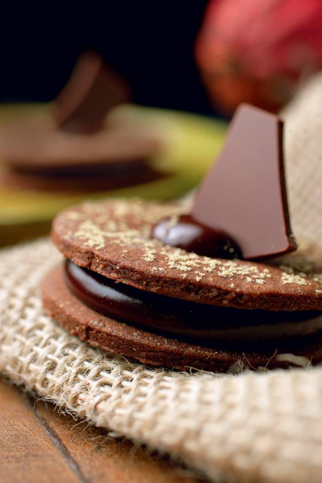 Disco voador: biscoito de jatobá recheado de chocolate 30%