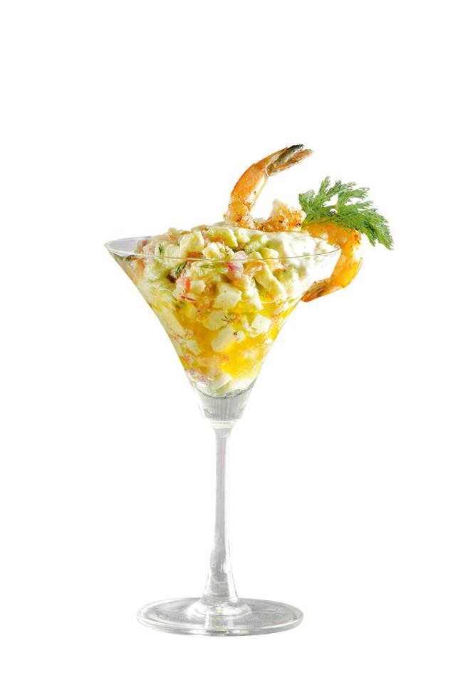 Coquetel de camarão misturado a salada de abacate, com um toque de cream cheese