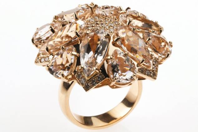 Feminino: o anel da coleção Giardino combina diamantes e morganitas com o ouro rosa