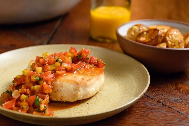 Peixe do dia ao molho de tomate: somente nos fins de tarde Peixe do dia ao molho de tomate: somente nos fins de tarde