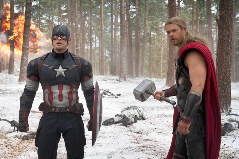 Vingadores: Era de Ultron: os atores Chris Evans e Chris Hemsworth, como Capitão América e Thor