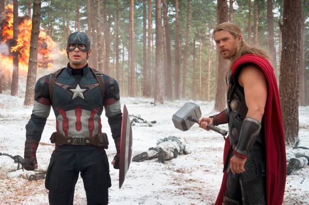 Vingadores: Era de Ultron: os atores Chris Evans e Chris Hemsworth, como Capitão América e Thor