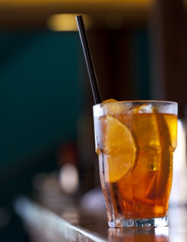 Aperol spritz, do Astor: em um copo longo, coloque uma dose de Aperol (50 ml), complete com proseco e decore com fatias de laranja