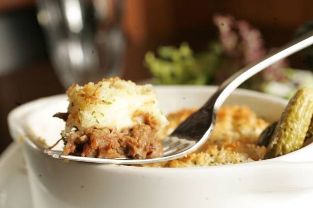 O hachis parmentier é um gratinado de rabada desfiada com purê de batatas e crosta de pão O hachis parmentier é um gratinado de rabada desfiada com purê de batatas e crosta de pão
