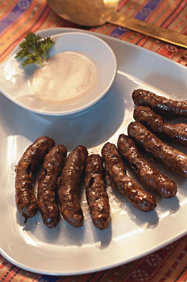 Linguiça síria ao molho taratur Linguiça síria ao molho taratur