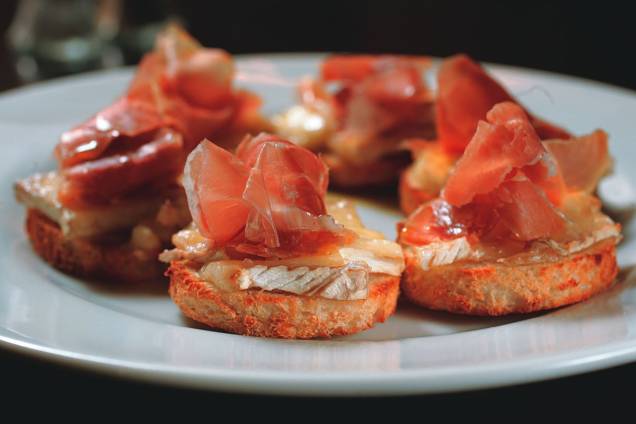 No cardápio do Armazém Piola: o canapé de presunto cru e queijo brie é preparado no forno a lenha No cardápio do Armazém Piola: o canapé de presunto cru e queijo brie é preparado no forno a lenha