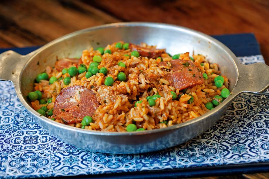 Arroz de pato desfiado leva ainda ervilha e o embutido lusitano salpicão