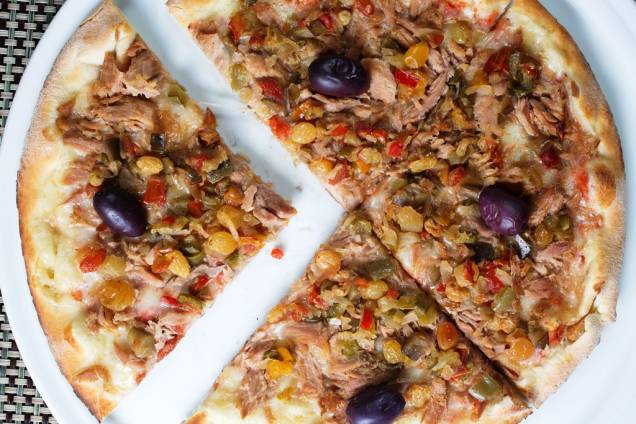 A versão de atum ganha de aditivo ratatouille e uma camada de mussarela A versão de atum ganha de aditivo ratatouille e uma camada de mussarela