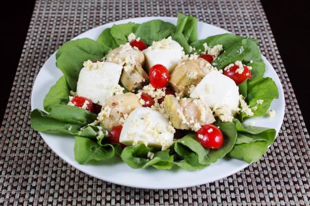 De entrada, a caprichada salada de rúcula, tomatinho e alcachofra em conserva