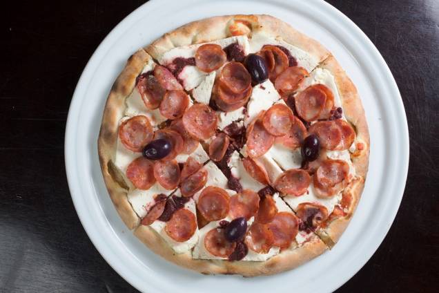 Todas as pizzas têm tamanho individual, entre elas a artesanal, uma combinação de linguiça calabresa condimentada com erva-doce e pimenta mais ricota seca e tapenade de azeitona preta Todas as pizzas têm tamanho individual, entre elas a artesanal, uma combinação de linguiça calabresa condimentada com erva-doce e pimenta mais ricota seca e tapenade de azeitona preta