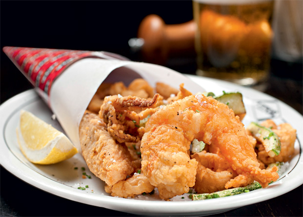 Frito misto do mar: combina camarão, peixe branco, lula e abobrinha