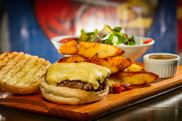 The Old Fashioned Burger: lanche é inspirado no prato consumido na série de TV Mad Men The Old Fashioned Burger: lanche é inspirado no prato consumido na série de TV Mad Men