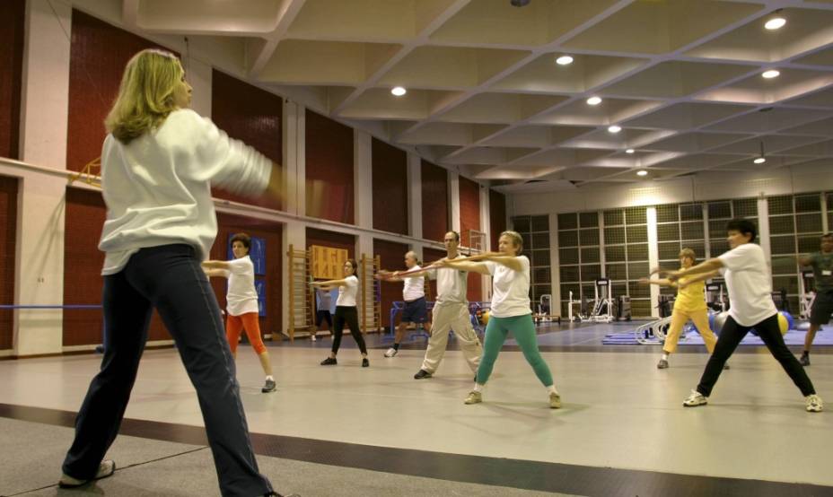 Aula de alongamento em ginásio adaptado para academia de ginástica durante reforma na unidade Sesc Consolação