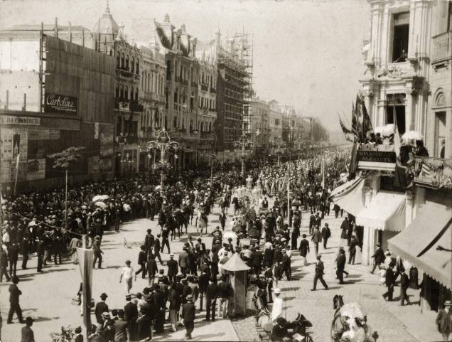 Avenida Central (atual Avenida Rio Branco) na inauguração do Palácio Monroe na Cinelândia, em 1906