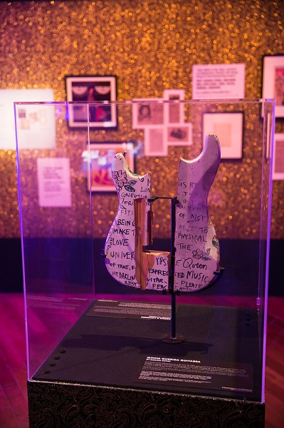 O instrumento despedaçado por ele no último show em Londres, no The Saville Theatre