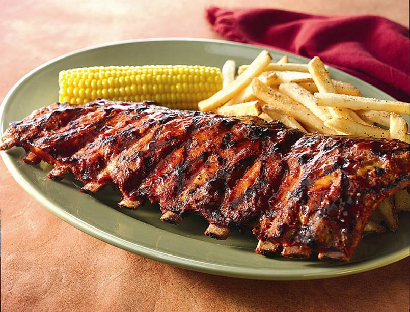 Applebees: baby back ribs são escoltas por milho cozido e fritas Applebees: baby back ribs são escoltas por milho cozido e fritas